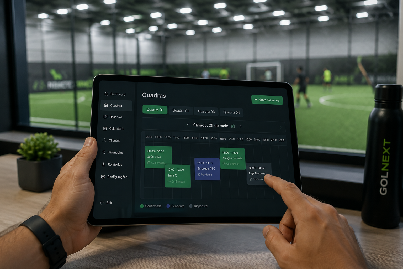 Gestor utilizando o painel de quadras, agenda e reservas GolNext